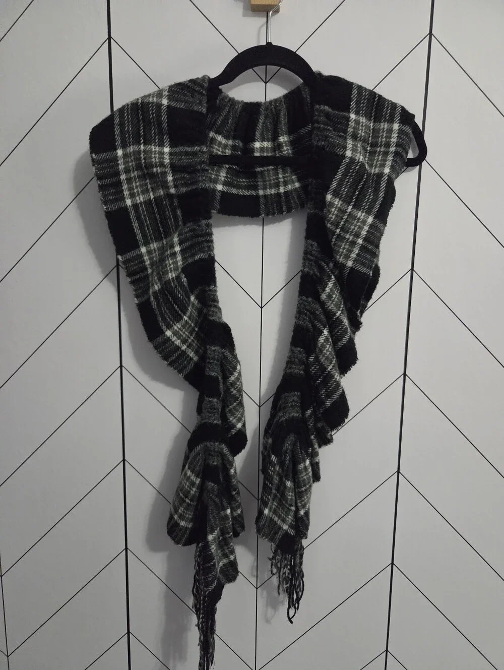 Plaid Scarf with Unique Elastic Ruched Detail. Fringe Hem Black & White Grey